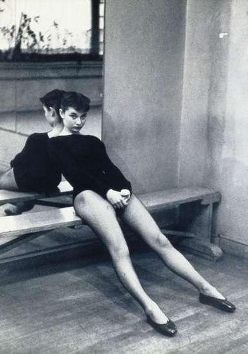 HistoryInPics's tweet photo. Audrey Hepburn taking a break from dancing, 1952. Photograph by Ben Ross. http://t.co/rYTxE8EbU2