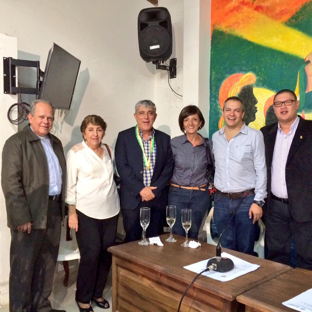 AlbertoUribeCo's tweet photo. Gracias a mis paisanos por este sentido reconocimiento. Un afectuoso saludo a Elkín Jaramillo en la @alcaldiadeandes http://t.co/vgdzX5HPmV