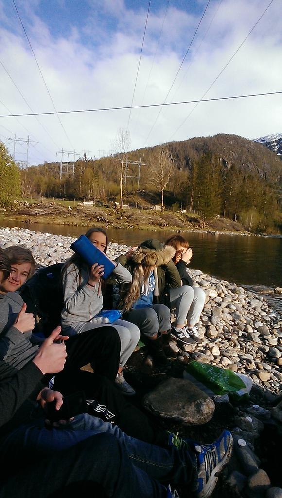 andy90910's tweet photo. Kose oss på stranda i Spania :-] #snartbål #3guttar #3jenter #mekk #godsommar http://t.co/BY4eMjm32e