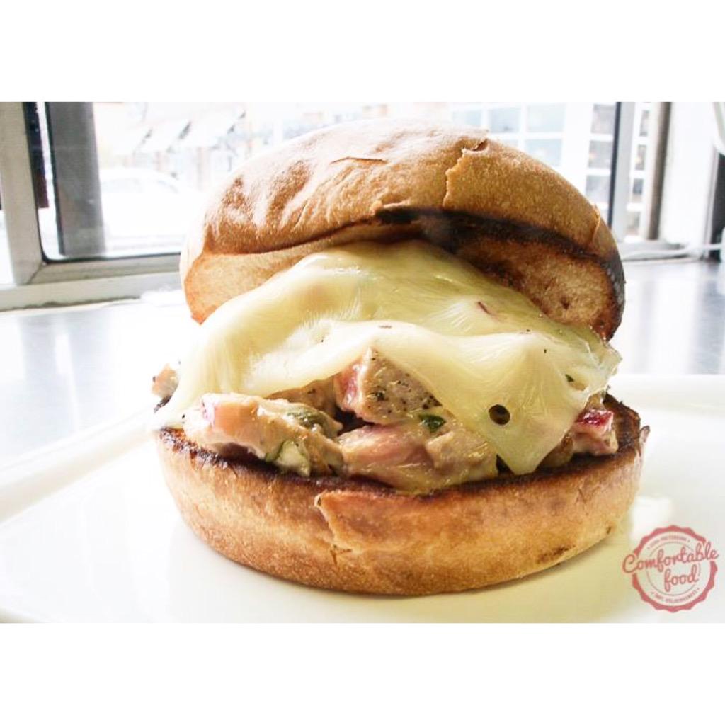 You can eat this RIGHT NOW at #Denargo || <a href="/comfortablefood/">comfortable food</a> from 11am-2pm 😍🍔🙌 #FoodTrucks #FarmFresh #Denver #RiNo