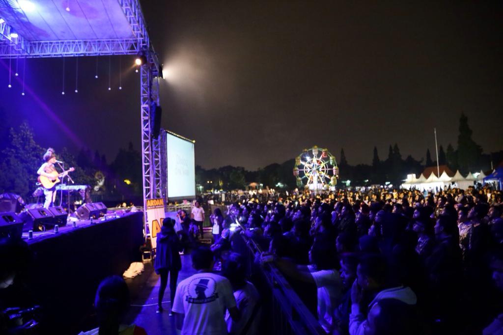 dialogdinihari's tweet photo. Terima kasih untuk semua yang datang di @PMKTXIX Bandung, Meriah sekali! Wilujeng patepang deui :D http://t.co/3ujWo1tlxp