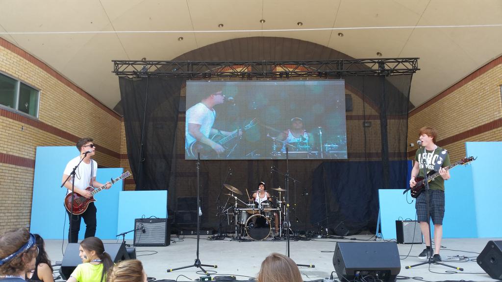 saidat2motivate's tweet photo. @GodsAndKingsBnd great sound guys! Keep up the good work! #thebarefootwalk http://t.co/a3Pskv33cr