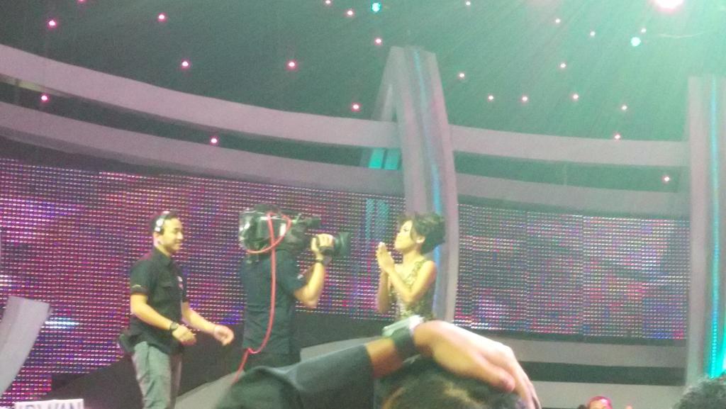 Indosiar's tweet photo. Selamat @da2_evi menjadi finalis pertama yang masuk ke 3 besar #DAcademy2 http://t.co/1LI8jLOHqR