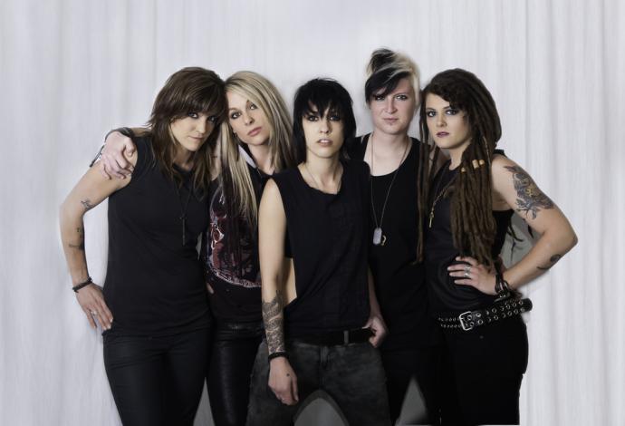 BitchMedia's tweet photo. Song premiere! Listen to Twin Cities indie rockers @sickofsarah's new song "Blind." http://t.co/w2ZIDbrYQd http://t.co/J5EcemwmVf
