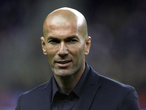 20Minutes's tweet photo. Zinédine Zidane a reçu son diplôme d'entraîneur http://t.co/9x9bKELjmP http://t.co/aY8qPFmY4j