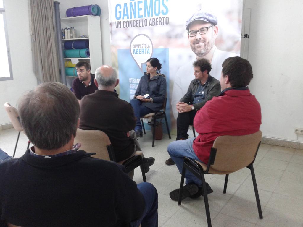 EUCompostela's tweet photo. .@maria_rzs #JorgeDuarte e @rafalavacolla escoitando as propostas, queixas... da veciñanza de Marantes #Movámonos http://t.co/vbDGrXHQxc
