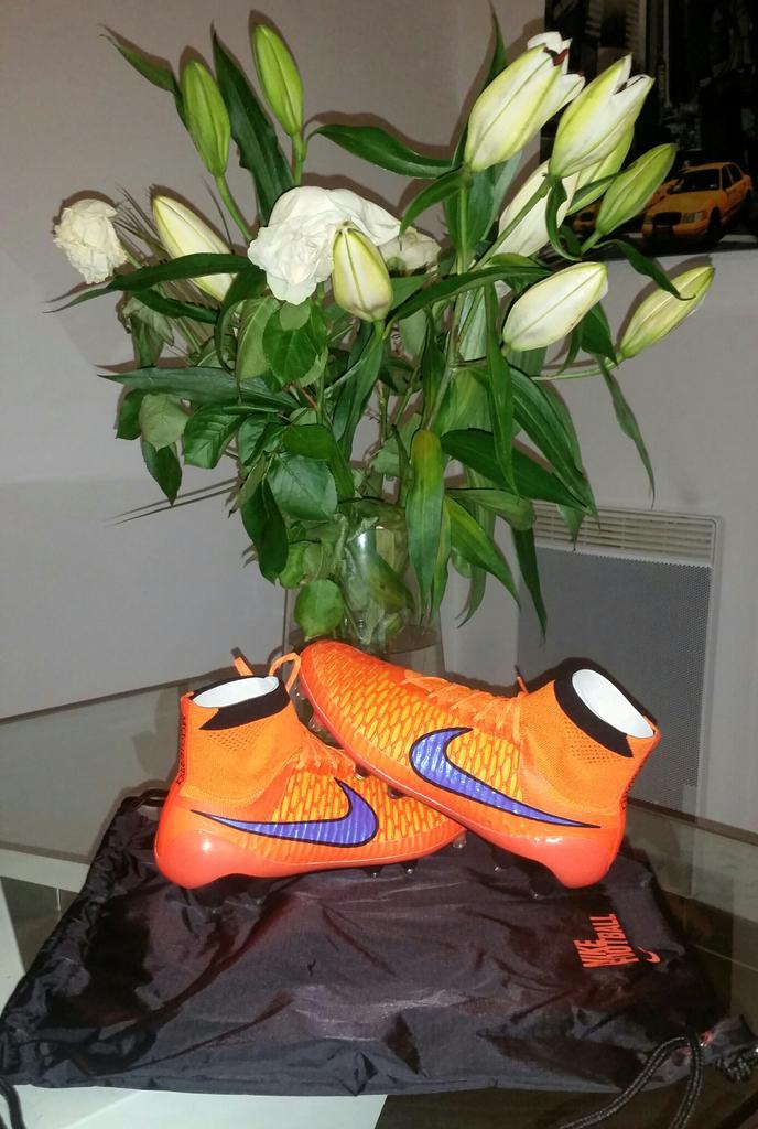 Pajaxxance's tweet photo. Si tu veux remporter mes Magista #Nike. Tu dois me Follow et Retweeter ma photo. Plutôt simple. Lundi le résultat. http://t.co/uaAQ5dJM3R