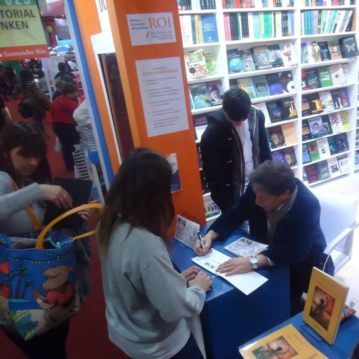 CirugiaNatural's tweet photo. Dr. Bernstein, firmando ejemplares en la #FeriaDelLibro. http://t.co/2WrCJQbuUV