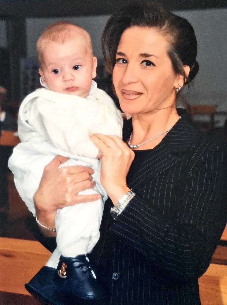AlwaysSMG_'s tweet photo. @SarahMGellar my mom and I when I was 5 months. #momisalwaysmom #HappyMothersDay ❤️❤️❤️ @SarahMGellar http://t.co/FRMh6BZtXC