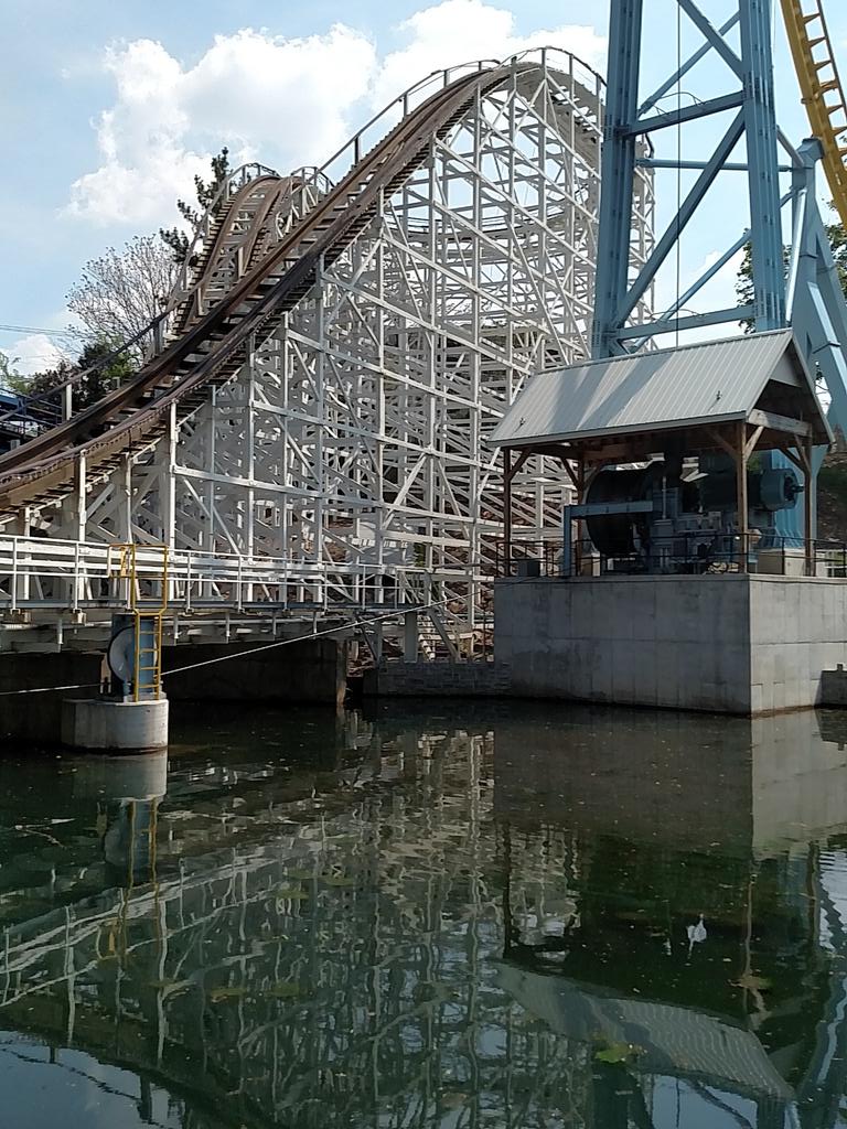 truscott_drew's tweet photo. This is the skyrush pulley that pulls the coaster up the hill #rlphun #forces #pulleydoeswork http://t.co/mk6fqQRkjg
