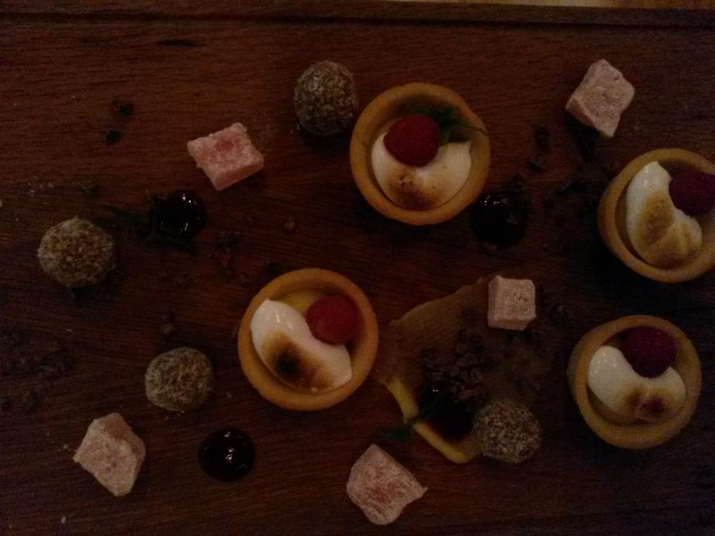 huisvroujana's tweet photo. Dessert #Graciales .@PeddlarsandCo .@Fresh_Living should be bite size. http://t.co/X84dp1fkA9