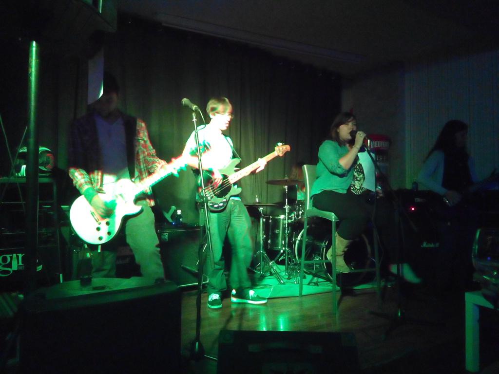 En el Carpe Diem viendo a <a href="/FiveRegrets/">Five Regrets</a> versionando temas de los 80! Esta noche y mañana por la noche pásate!