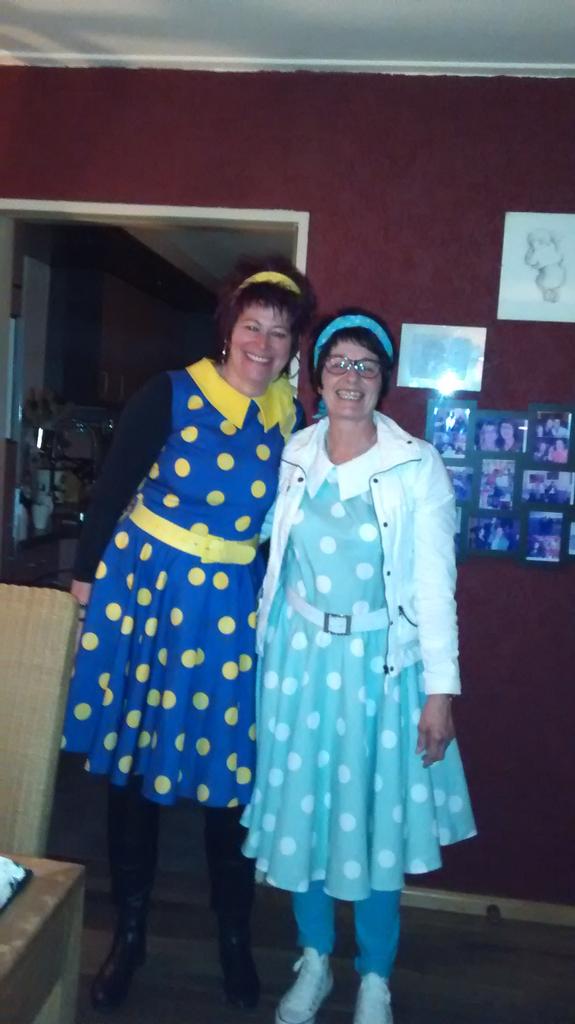 phiemstra55's tweet photo. De dames zijn er klaar voor richting @vankammententen  in opende @FeestweekOpende http://t.co/aDty0tNrqi