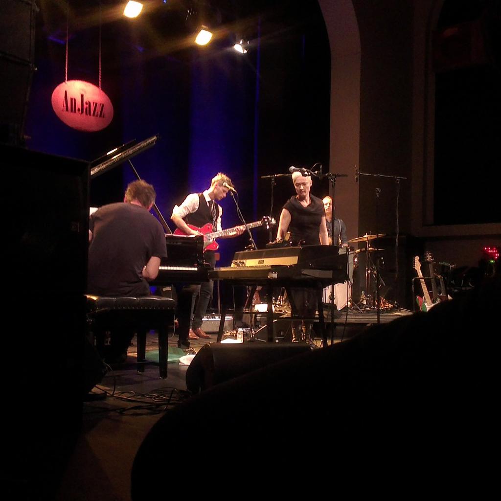 anjazztweets's tweet image. @ComeShine98 på scenen med fullsatt sal #anjazzhamar