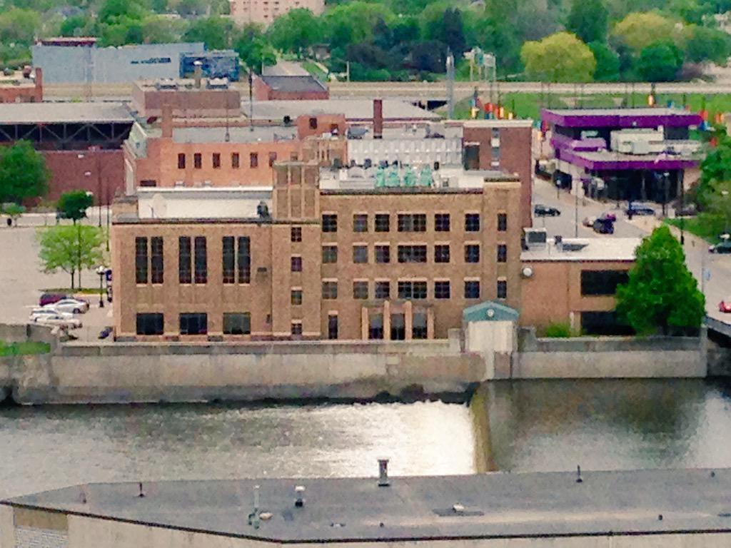 aaronbuzza's tweet photo. Amazing shot of River Plaza Building in @WaterlooIowa @MainStWaterloo #idigwaterloo #mywaterloo http://t.co/fCvFlIWt2o