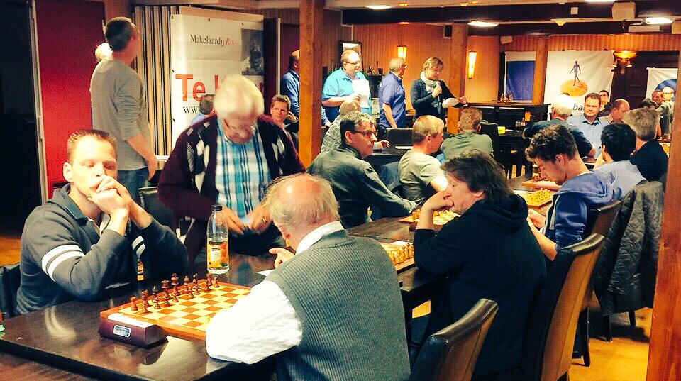 En de Schaaknacht is los! Wie zal zich morgenvroeg de grote winnaar kunnen noemen? #Schaaknacht #IJsherberg