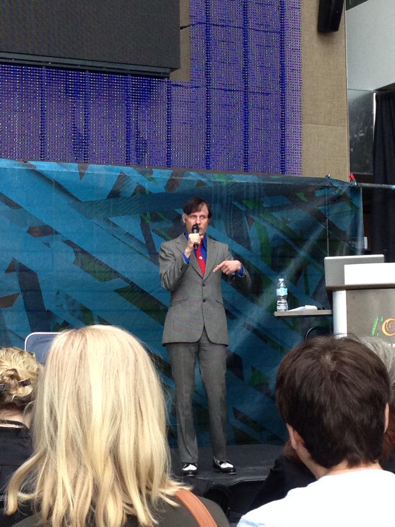 digifestTO's tweet image. The microphone as a weapon #FelixKubin #DigifestTO15 repetition repetition repetition