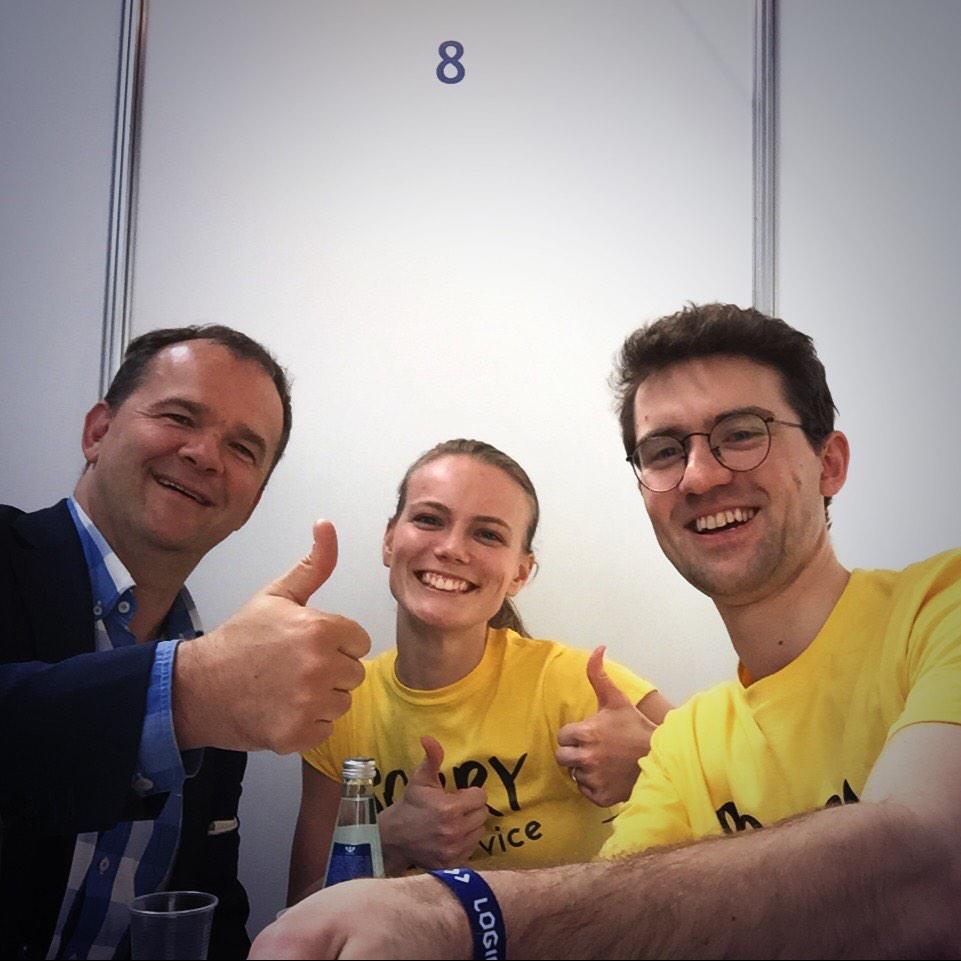 SorryAsAService's tweet photo. Special greeting to @jordups from @marcwes and @SorryAsAService #login2015 http://t.co/pC0hdTRiPQ