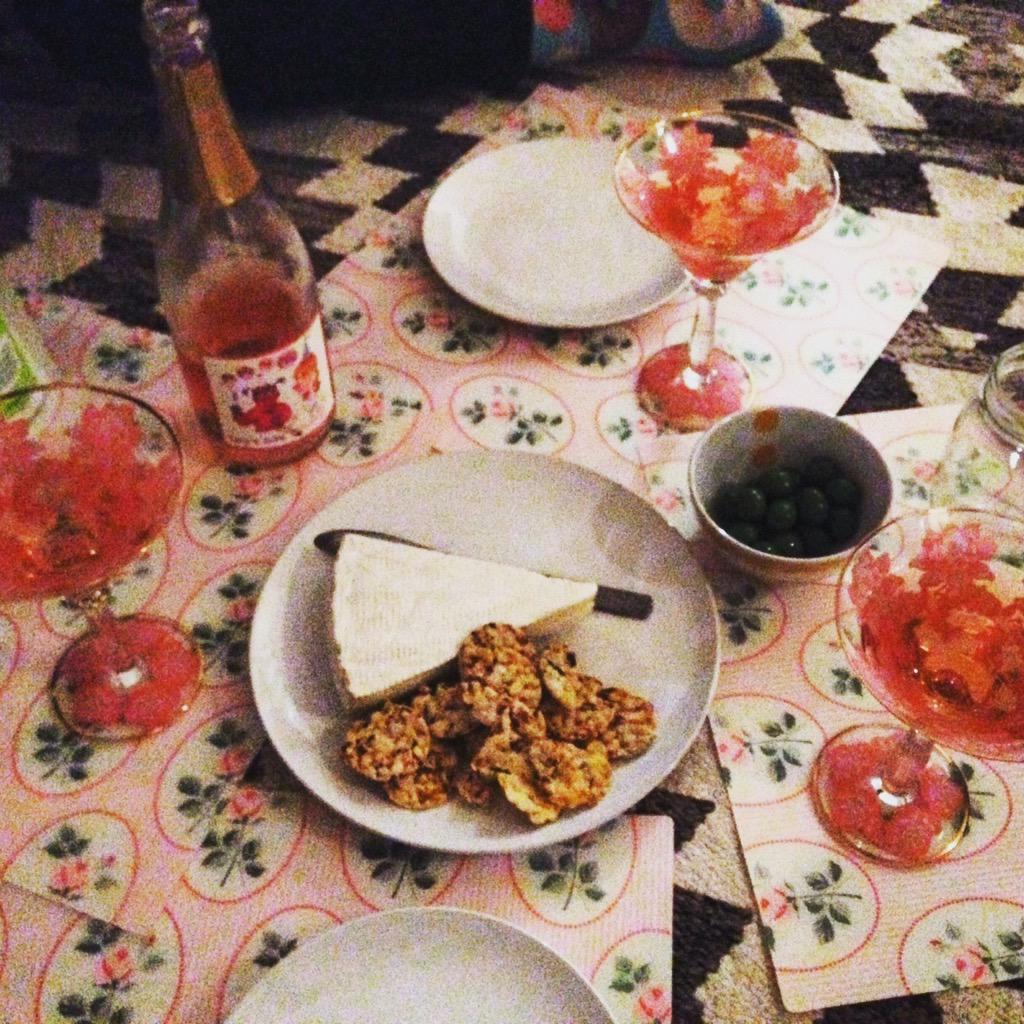 LexysToastWines's tweet photo. Girls night picnic! #lexystoast #lexystoastwines #bubbles http://t.co/XlVgKOE8qO
