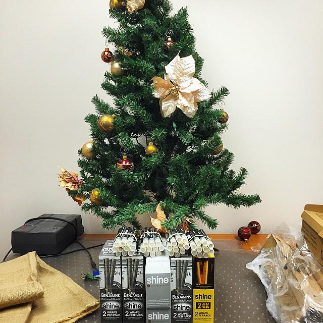 ShinePapers's tweet photo. It's like Christmas in July! #Shine #Shine24kGold #Shinegoldrollingpapers #goldRollingPapers #GoldBlunts #goldcones … http://t.co/m4utBccrW7