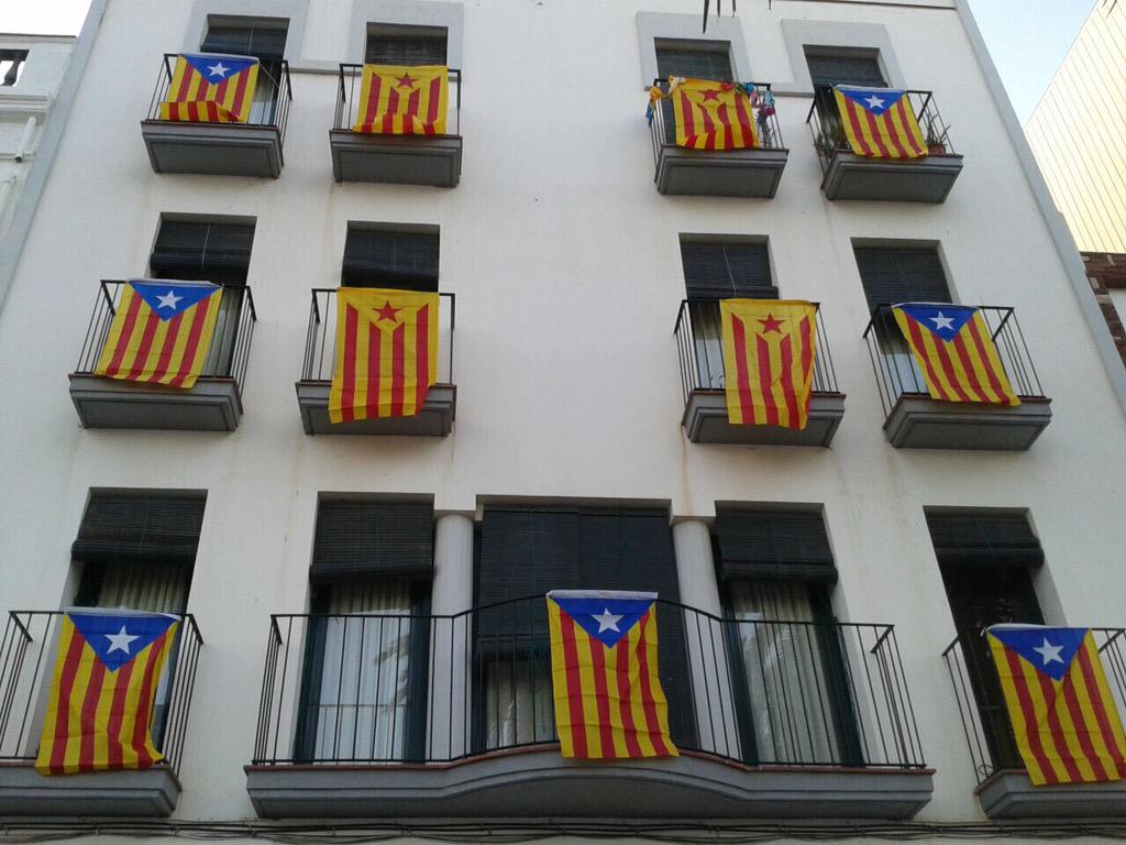 HGxInd's tweet photo. Els companys de @BDNxIND no s'hi posen per poc. Sort que estem desinflats, que si no... #24M #TotComença27S http://t.co/Bioggj8wUi