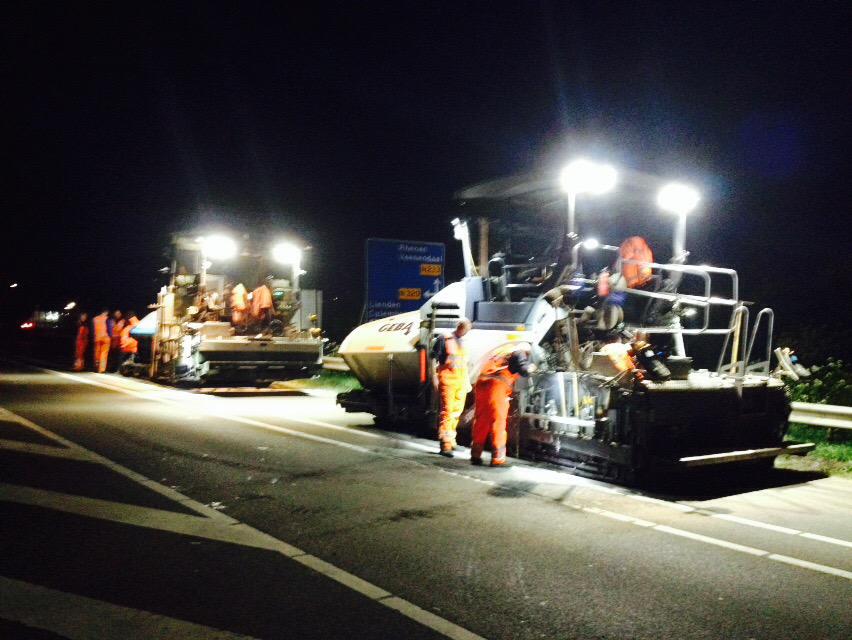 N233Kesteren's tweet photo. De asfaltmachines staan klaar om de nieuwe deklaag aan te brengen #n233 http://t.co/oUirhl5r4k