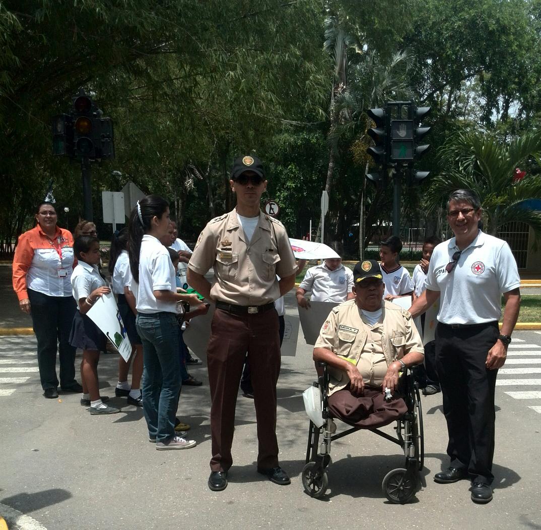 csvcruzroja's tweet photo. Semana Aniversario 152 años Cruz Roja, promoviendo salud con Educación Vial. #CruzRoja #BrigadaTransitoTerrestre http://t.co/kjN9lMKXTQ