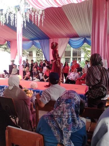 BFashion16's tweet photo. Huhu maap kaka @afiniamaliaa: Itu kebayaaku bukan pesta:("@BFashion16: Ini dia busana pestaa hasil karya anak smkn 1 http://t.co/G3MGJ6X7L1"