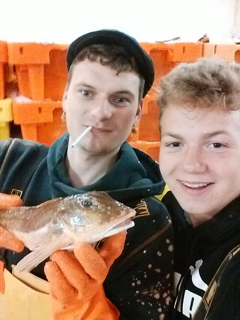 Selfie met <a href="/RiekeltK/">Riekelt Kramer</a> 😀 <a href="/klaaspute/">klaas hoekstra🚜</a> 😉 en <a href="/gnodde9/">Jacob gnodde</a> 😋🐠groetjes aan de rooiezwetser. @vis_selfie