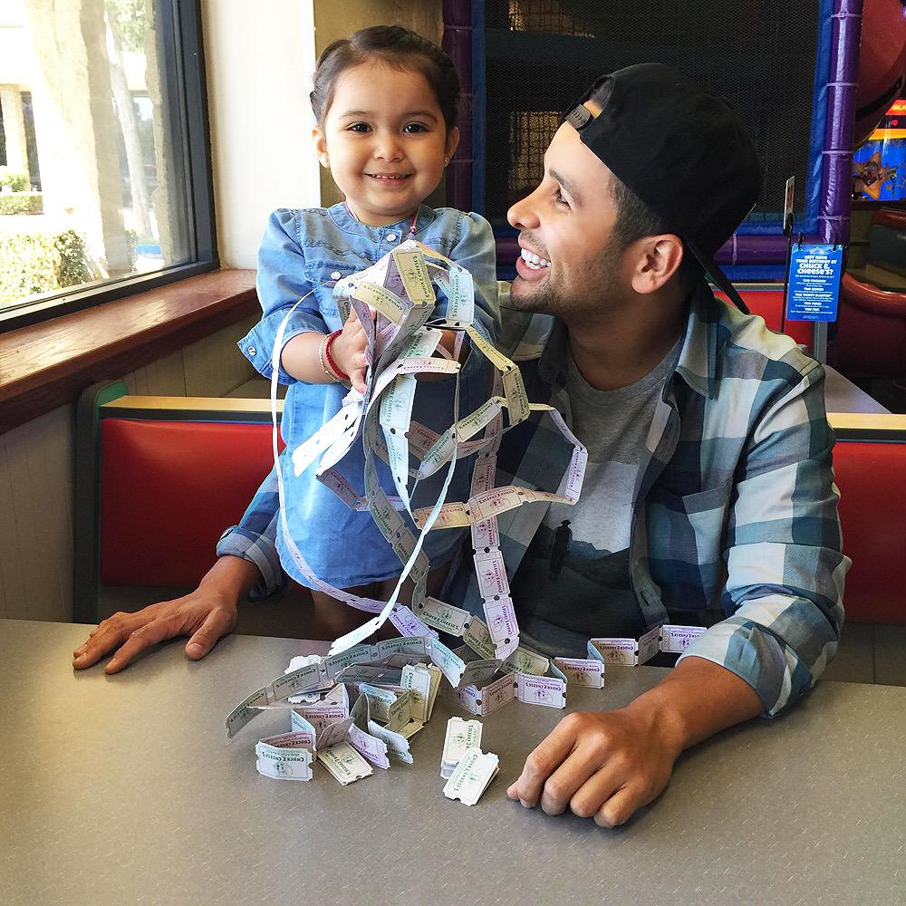 MandoFresko's tweet photo. Pizza date with Kamilah. This lil lady makes me so happy. #tiomando 🍕👧🏻 http://t.co/sIZWJOZ27r