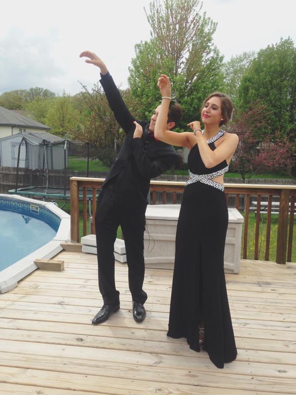 ProyectoAustinM's tweet photo. Nuevas Imagen de Austin junto a la Ganadora del concurso #PromposalMania http://t.co/o7HwZXb9pq