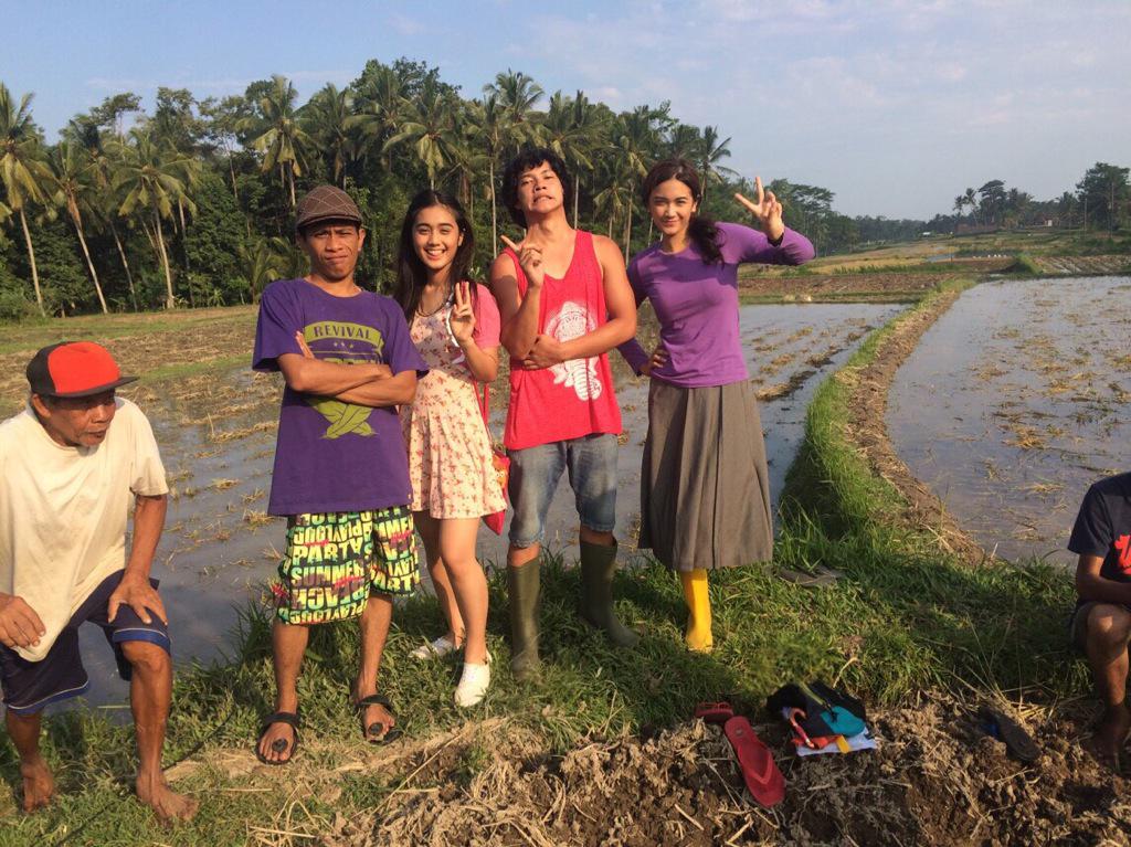 ZulfAddict's tweet photo. #FtvBali "Simson betawi jatuh cinta dibali" soon on SCTV cc: @Zulfamputri @nadyaarina @hardhifadhilah etc. http://t.co/3fGXWfkVHD