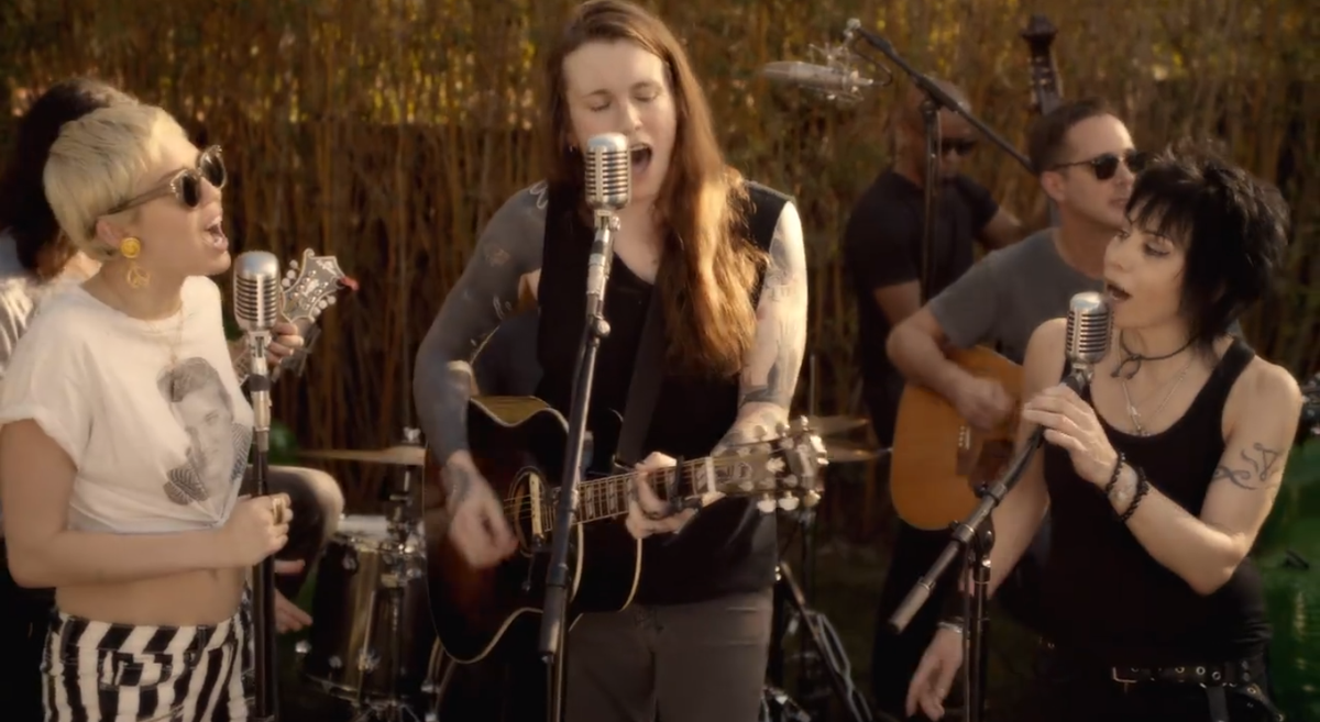 _MusicStory's tweet photo. Miley Cyrus, Joan Jett, and Laura Jane Grace cover The Replacement... #ConcertFootage http://t.co/FRJt9RfHuH http://t.co/05GOXRf6Zq