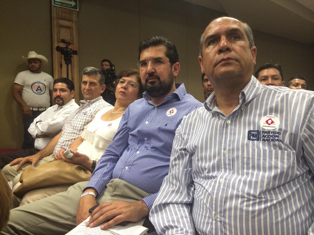 bernardoglz's tweet photo. Estamos en #DebateUAdeC apoyando a @aaberkowitz, demuestra con argumentos porque es la mejor opción. #ÁngelGanador. http://t.co/1YnNccP3E8