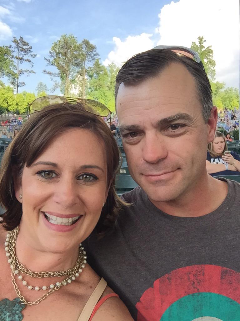 peavy_kim's tweet photo. #hotdate #ZacBrownBand http://t.co/eevHG9cerd