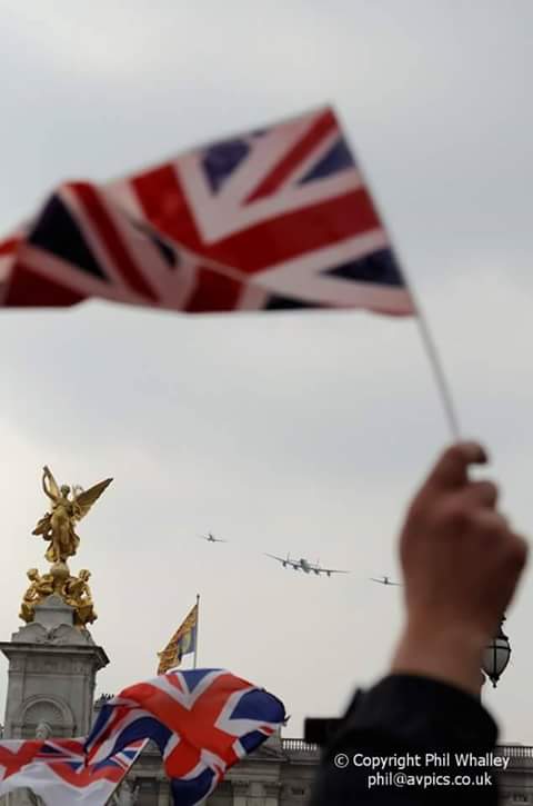 avpics's tweet photo. Lest we forget #veday70 #VEDay70 @RAFBBMF @Dunc_Mason @BBMF_Spitflyer @BBMF_Photog #avgeek http://t.co/80faFrpcai