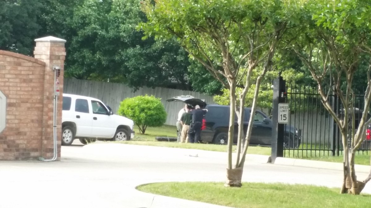 KRLD's tweet photo. More pics from #Mansfield where neighborhood is shut down as barricaded person on Country Club Dr refuses to come out http://t.co/G6yXLRDVy8