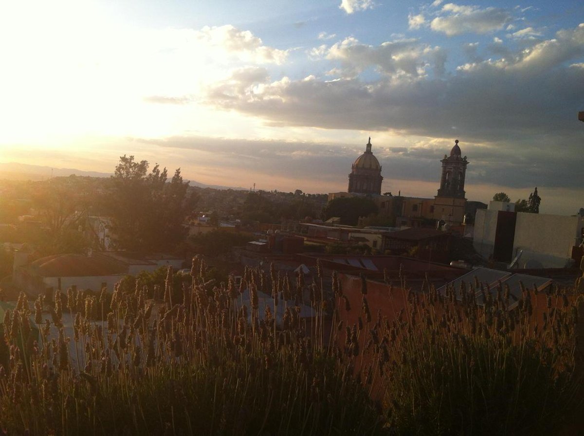 CasaPrimaveraHB's tweet photo. Atardecer en #sanmigueldeallende http://t.co/UUo9qL1Acg