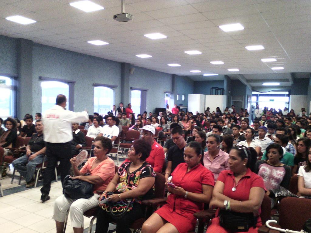 CastilloOnti's tweet photo. @RLoyolaVera habla de su propuesta y escucha las de los jóvenes en la #PrepaNorte #LoyolaGobernador http://t.co/KpGgKxch1q
