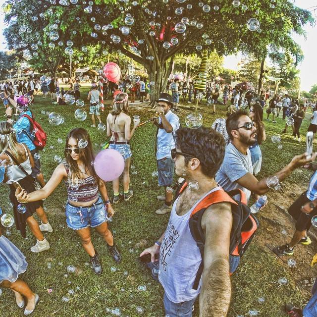 MarioLocura__'s tweet photo. Todos querían su foto con las burbujas 😜 #TomorrowlandBrasil #Itu #GoPro #GoProArg #Bubbles http://t.co/YaFWYrqslv