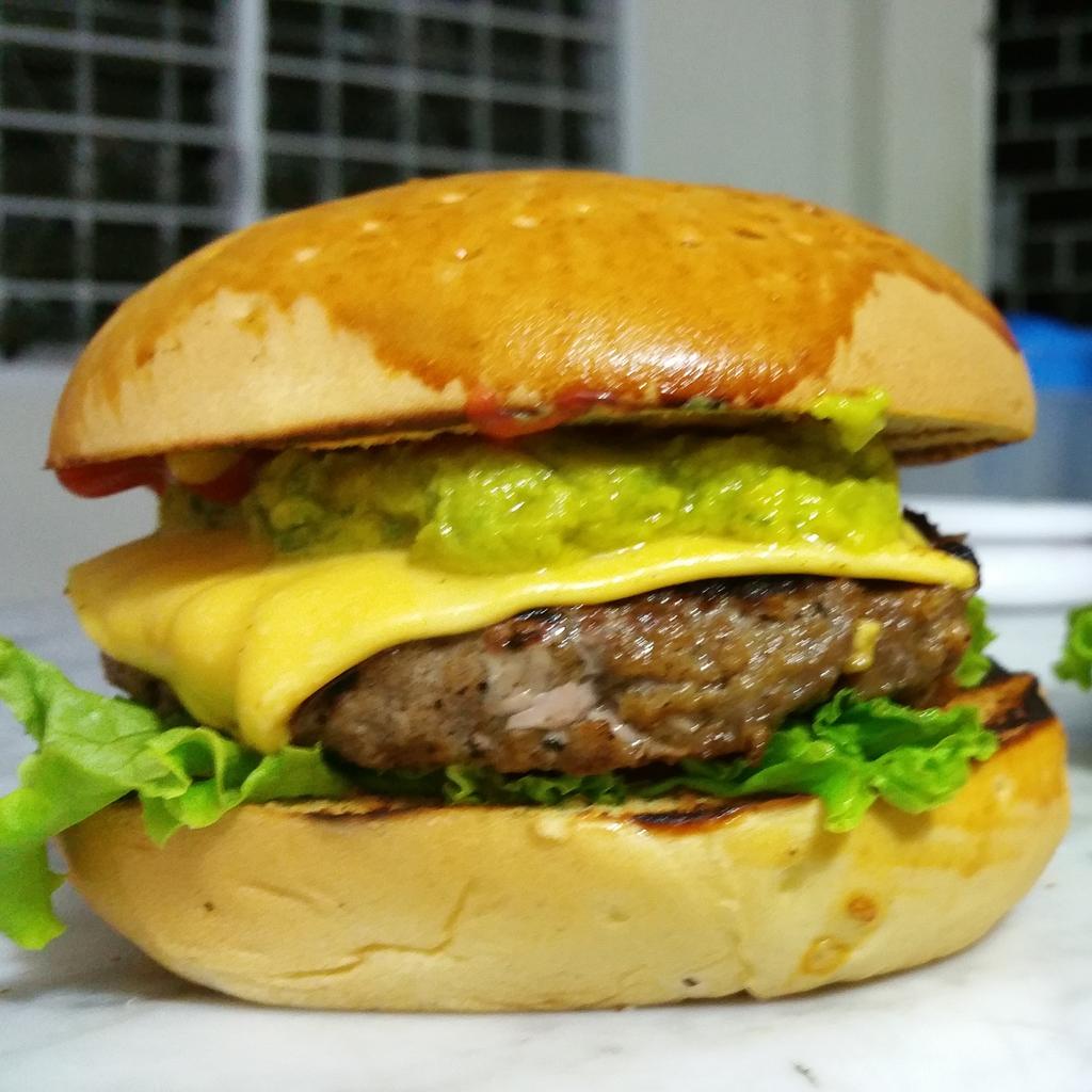 BigBites_co's tweet photo. El guacamole le queda muy bien a nuestra hamburguesa http://t.co/iy7Gq0mD3t