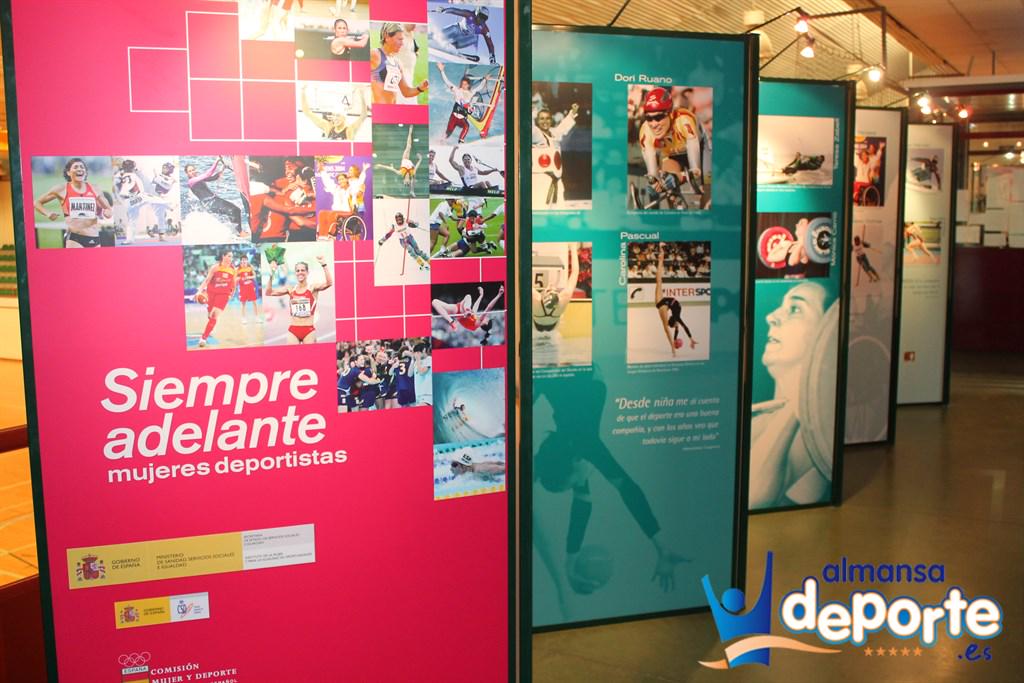 AlmansaDeporte's tweet photo. La exposición "Siempre adelante. Mujeres deportistas" inaugura la #SemanaDeporte http://t.co/10BlvstVNj @Isamillan4 http://t.co/1N5aRwacke