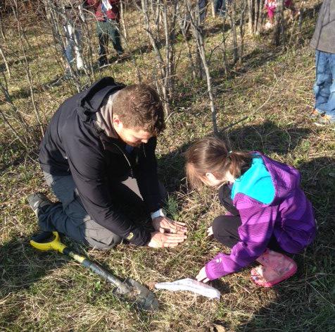 MrsDillonsClass's tweet photo. What a great morning with @kasedevries learning proper techniques for tree planting in GP! Grade 1s Loved it! #gpcsd http://t.co/LaWLXsCLT4