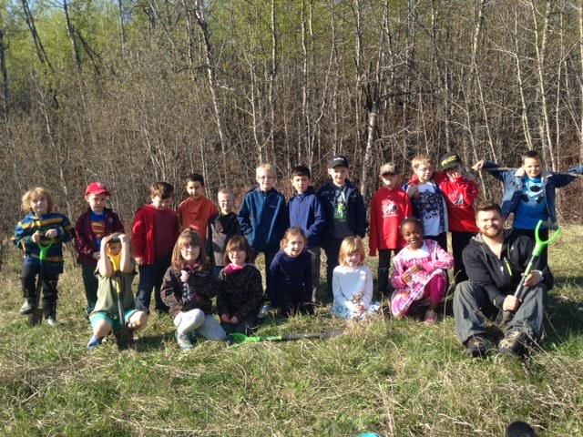 MrsDillonsClass's tweet photo. What a great morning with @kasedevries learning proper techniques for tree planting in GP! Grade 1s Loved it! #gpcsd http://t.co/LaWLXsCLT4
