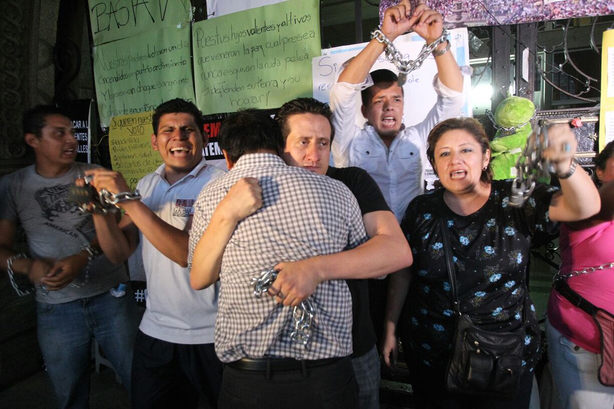 prensa_libre's tweet photo. #RenuncioBaldetti | Encadenados celebran renuncia de Roxana Baldetti. Foto: Esbin García. http://t.co/iRYvOM47Kb