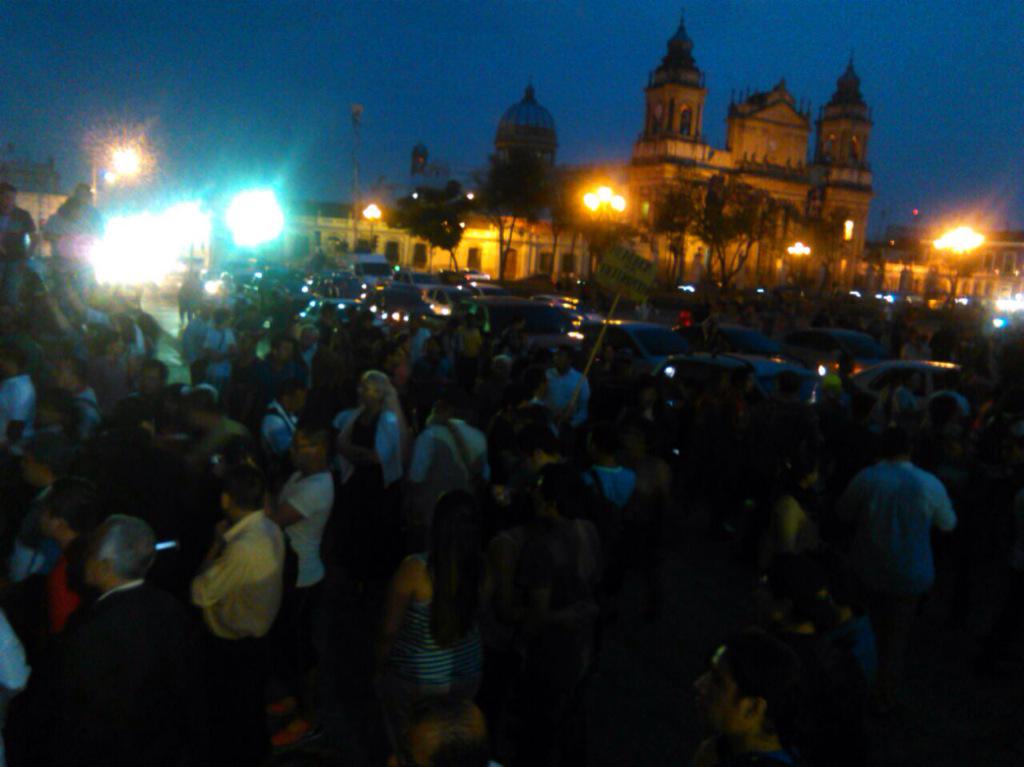Guatevision_tv's tweet photo. Cientos de Guatemaltecos llegan al Palacio Nacional tras renuncia de #RoxanaBaldetti http://t.co/yntpDbVR6k
