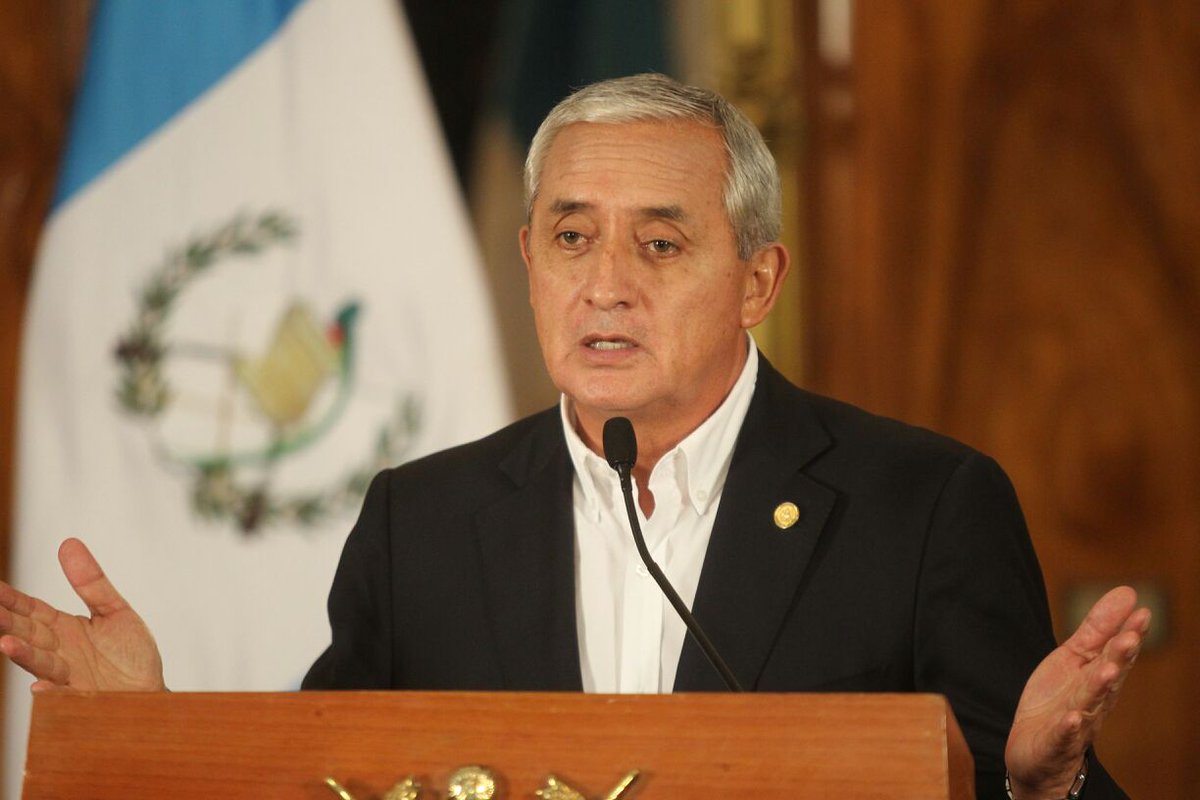 prensa_libre's tweet photo. #RenuncióBaldetti | Así anunciaron medios internacionales dimisión de Baldetti: http://t.co/k8AF9GVY2N Foto: E.García http://t.co/TBafob0pRr