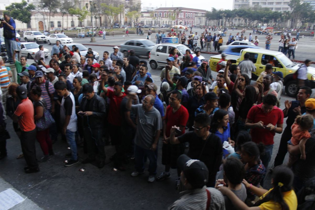 Guatevision_tv's tweet photo. Guatemaltecos celebrando la renuncia de #RoxanaBaldeti en plaza de la constitución http://t.co/R7Ypg4TpBz