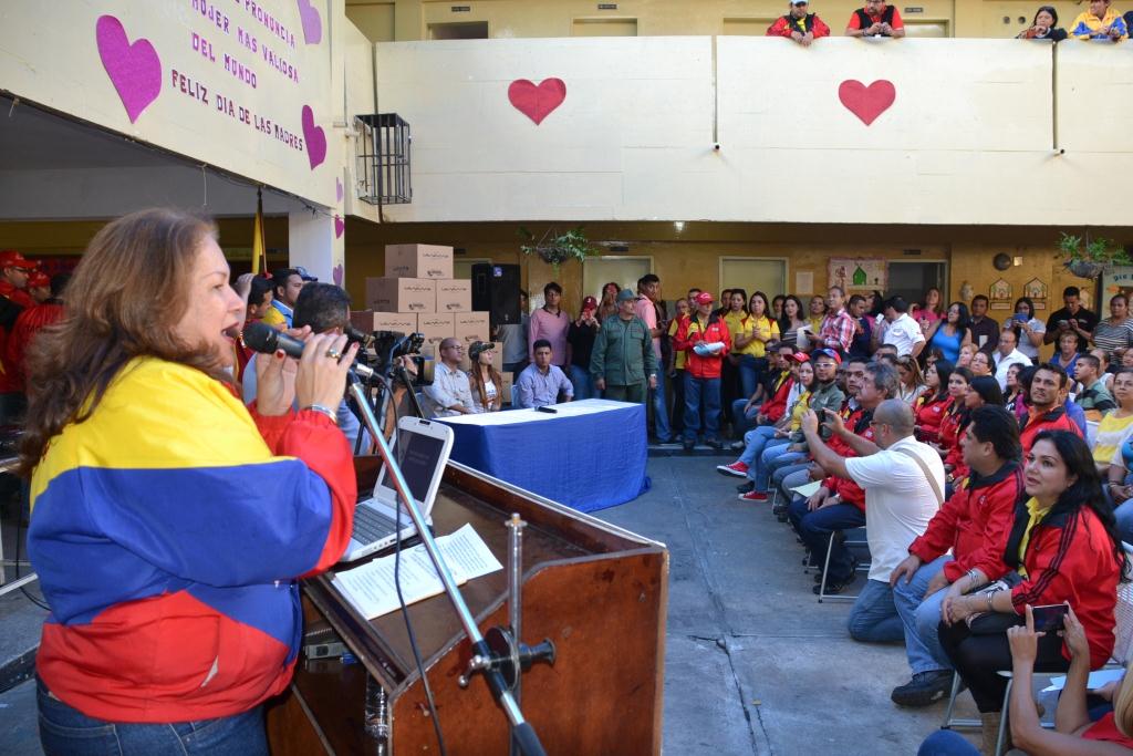 Vilma Vivas  y Hèctor Rodrìguez , Hicieron entrega de Canaimas   a Directores del estado Tàchira.