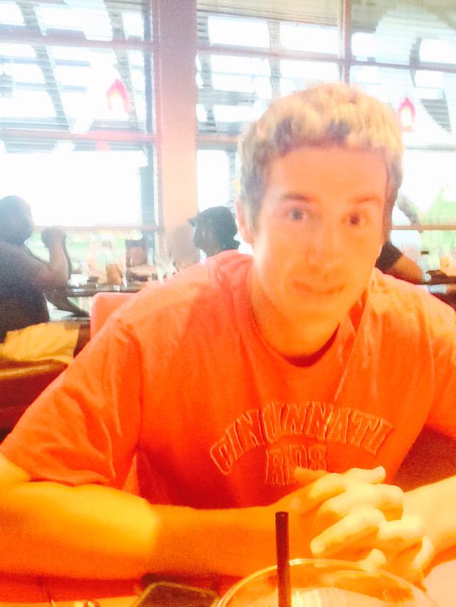 theorysofdrew's tweet photo. @theorysofdrew: Red robin... The nigs are right behind me #wheresmywallet #SoulBrothers http://t.co/AErKjo46Rp